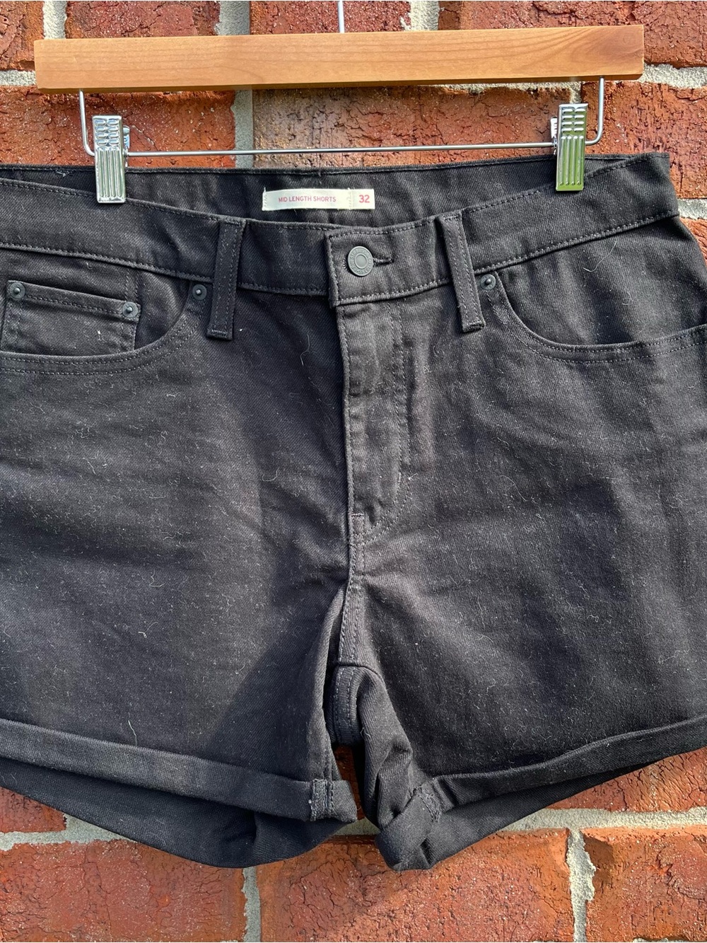 Levi’s Black Mid Length Shorts Women’s Size 32 High Rise 4” Inseam